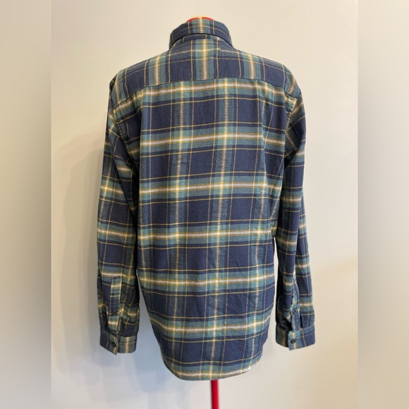 Patagonia - Organic cotton plaid flannel button up shirt Size Medium - Picture 3 of 3